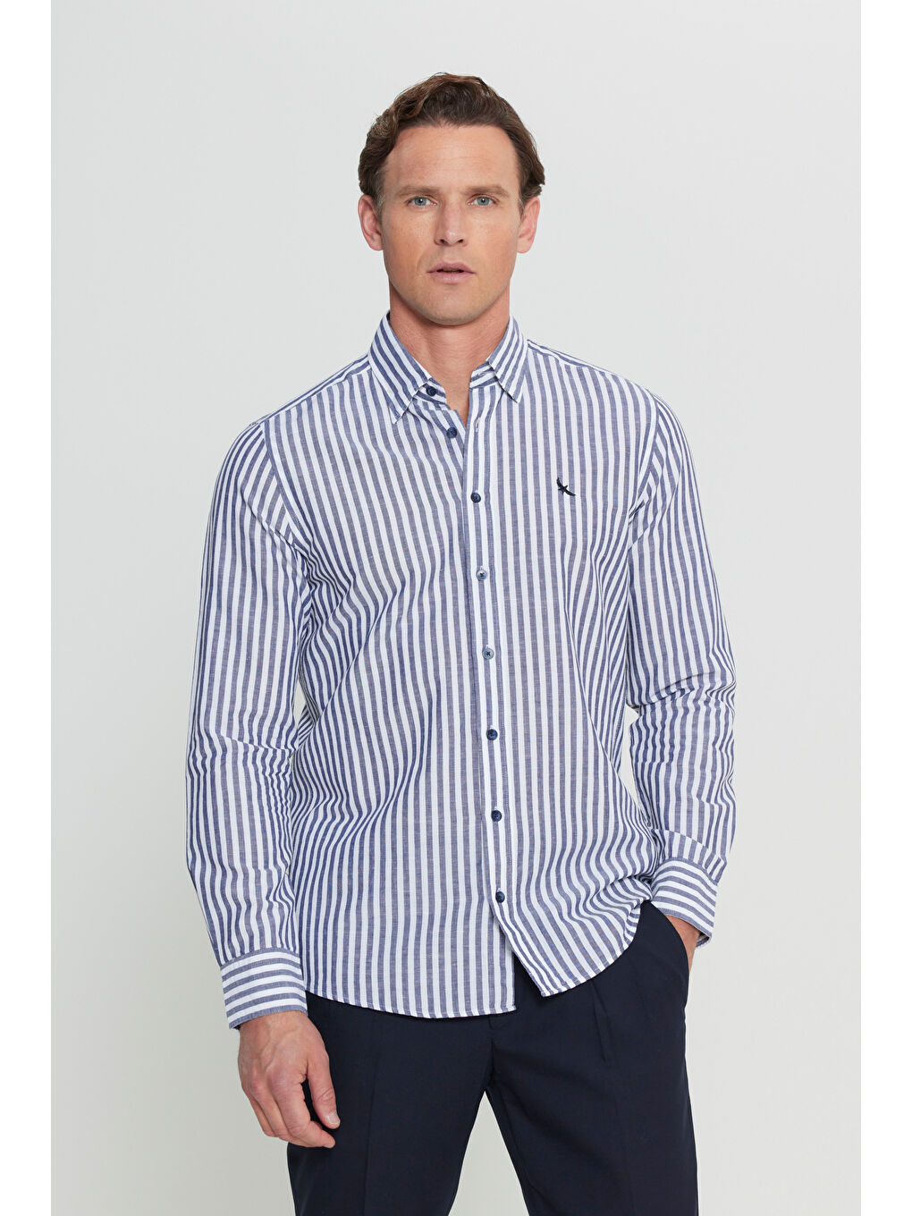 Erkek Lacivert Keten Slim Fit Dar Kesim Gizli Düğmeli Yaka Çizgili Gömlek-2