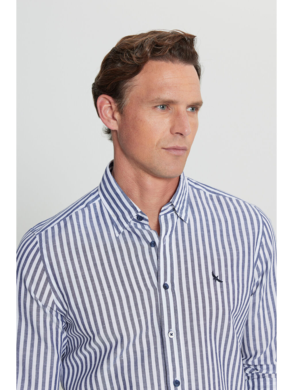 Erkek Lacivert Keten Slim Fit Dar Kesim Gizli Düğmeli Yaka Çizgili Gömlek-3