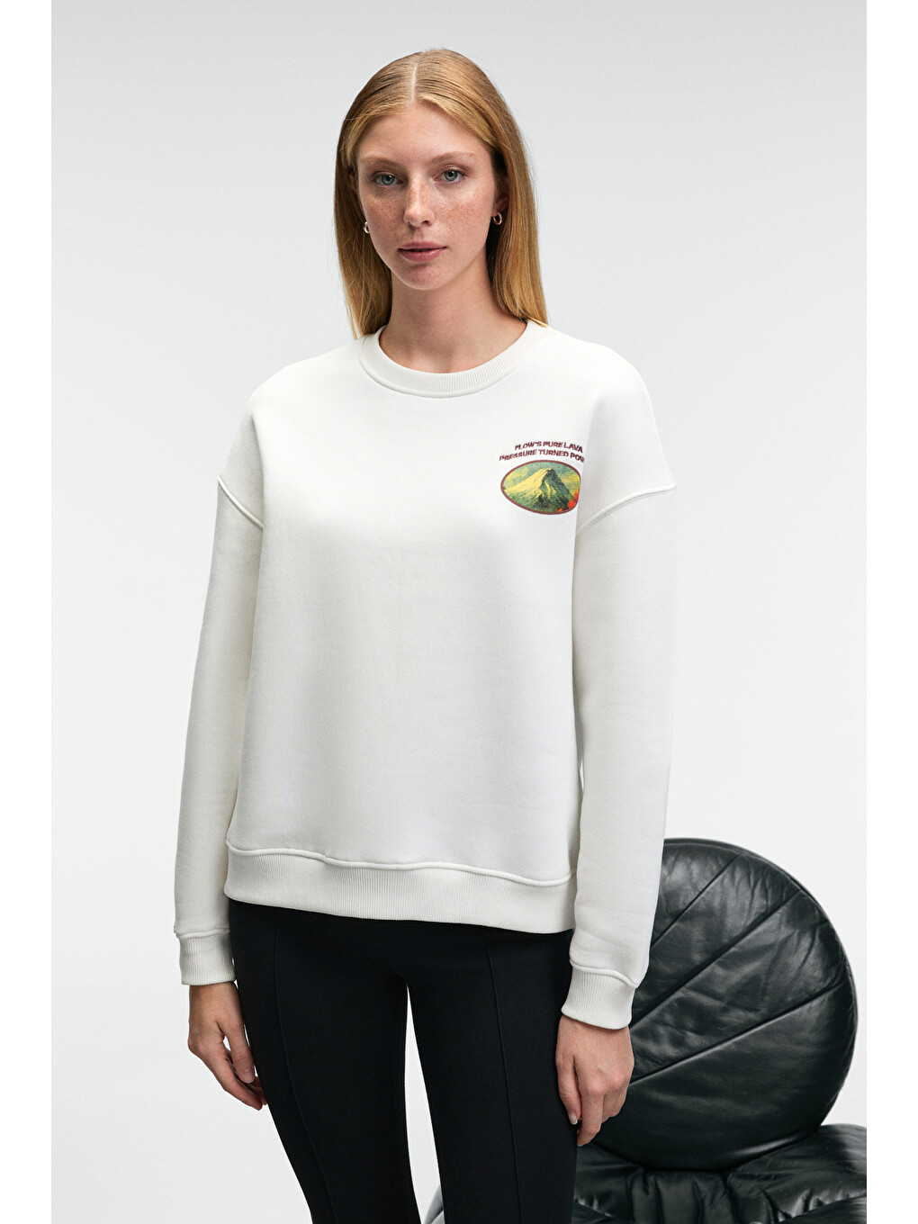 Vıstara Kadın Nakış Detaylı Yuvarlak Yaka Regular Fit Beyaz Sweatshirt-2