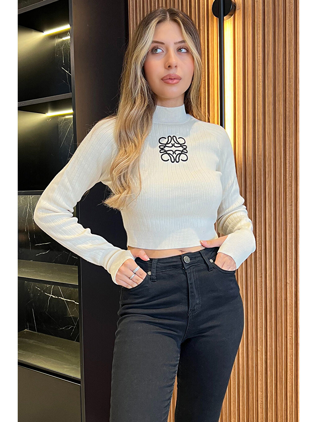 GÜLSELİ Krem Ön Nakışlı Crop Top Triko Bluz