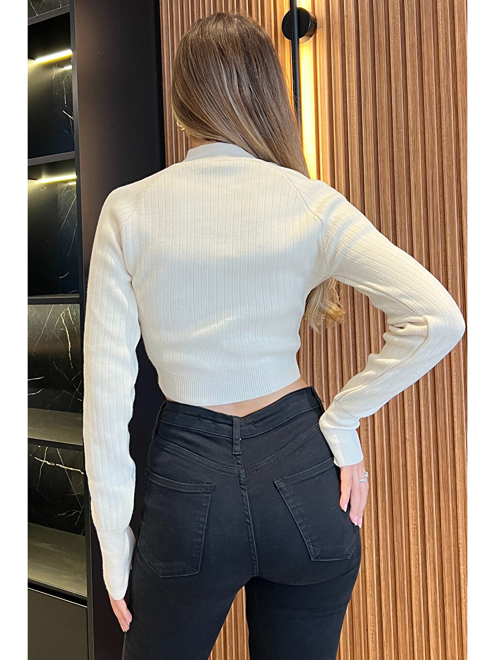 GÜLSELİ Krem Ön Nakışlı Crop Top Triko Bluz - 2