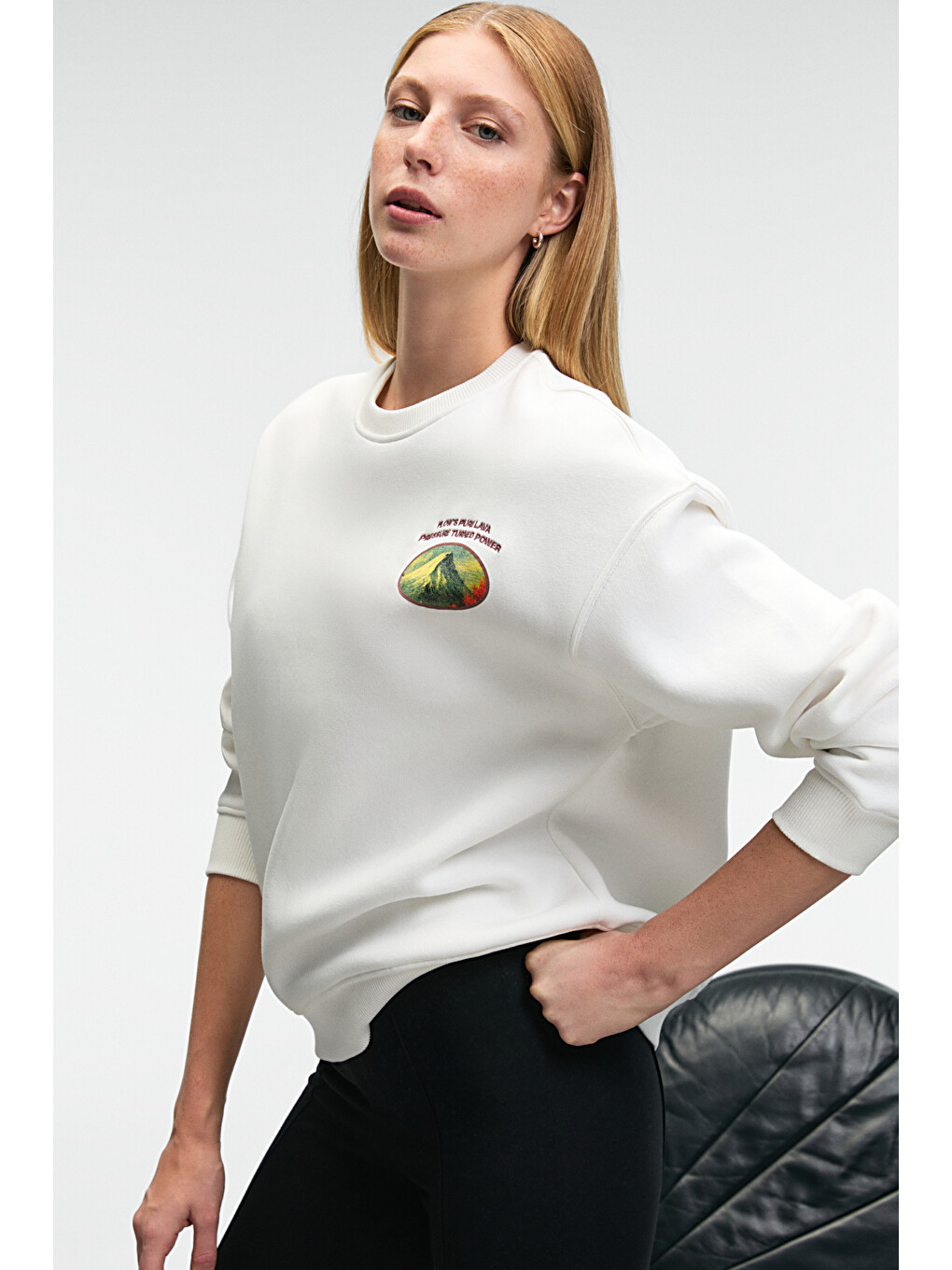 Vıstara Kadın Nakış Detaylı Yuvarlak Yaka Regular Fit Beyaz Sweatshirt-3