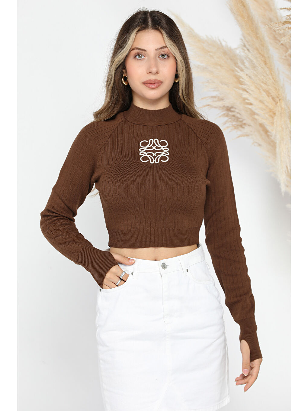 GÜLSELİ Kahverengi Ön Nakışlı Crop Top Triko Bluz