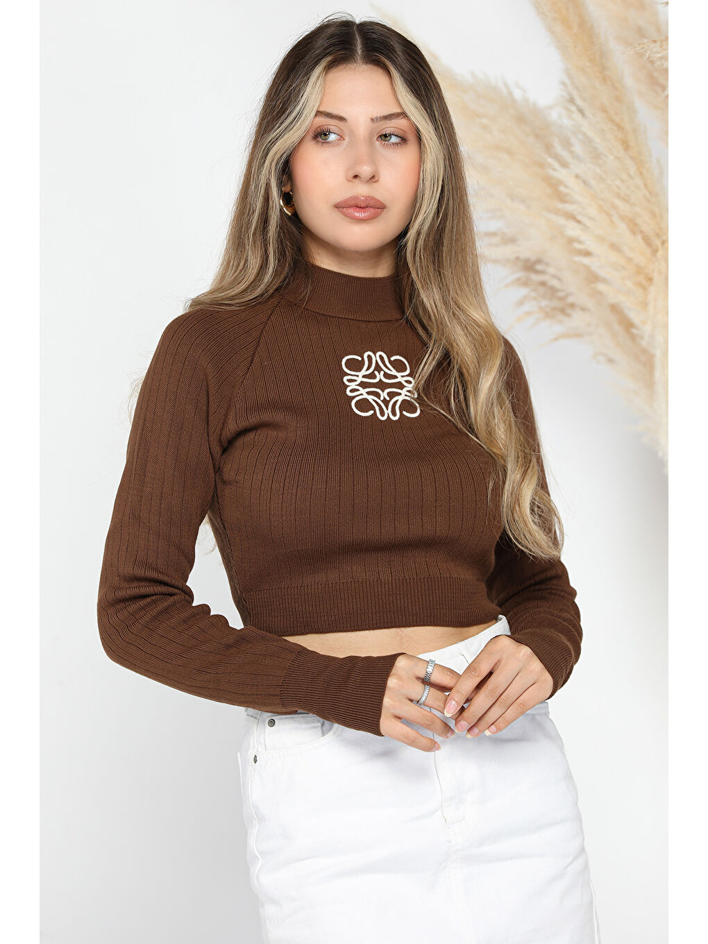 GÜLSELİ Kahverengi Ön Nakışlı Crop Top Triko Bluz - 1