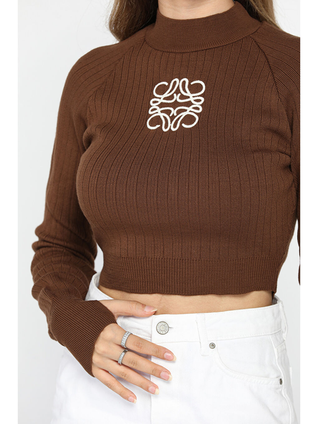 GÜLSELİ Kahverengi Ön Nakışlı Crop Top Triko Bluz - 3