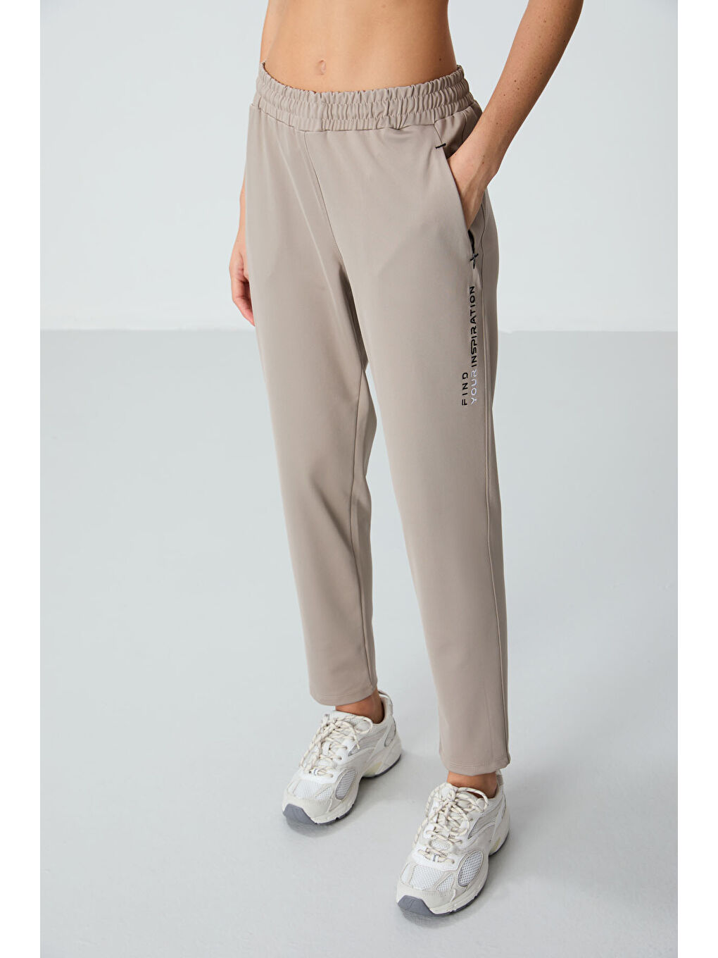 Koyu Bej Kapüşonlu Gizli Cep Detaylı Standart Kalıp Kadın Eşofman Takımı - 95306-3