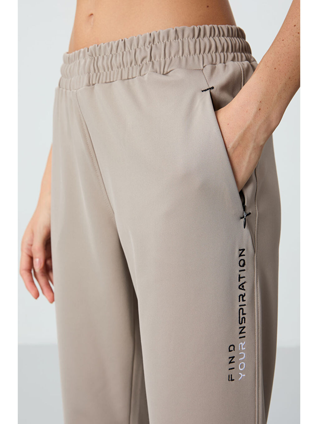 Koyu Bej Kapüşonlu Gizli Cep Detaylı Standart Kalıp Kadın Eşofman Takımı - 95306-4