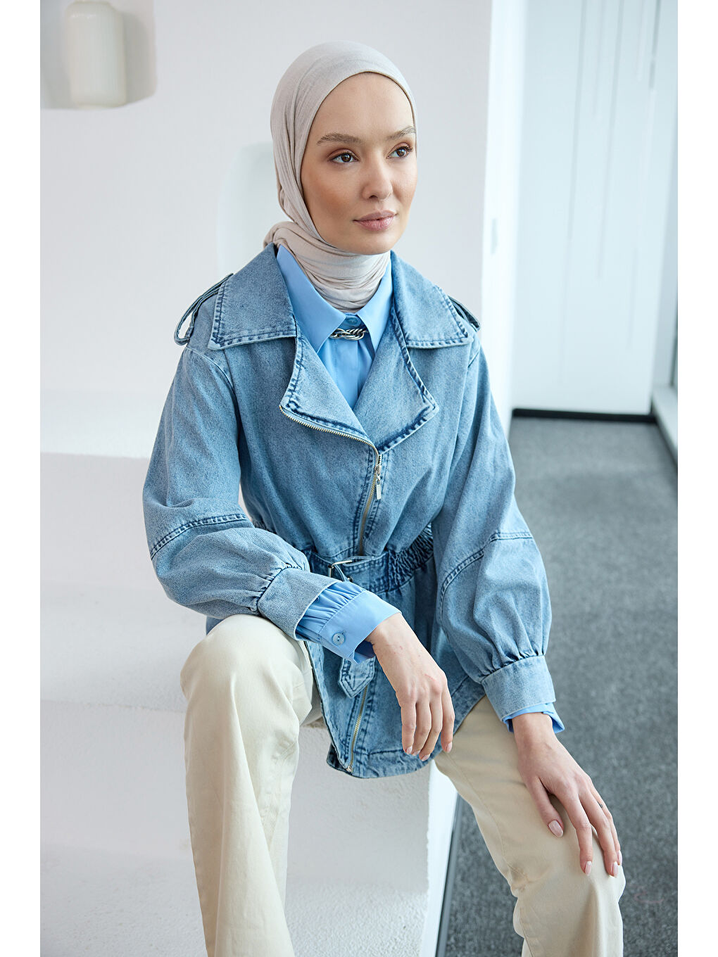Kadın Büzgü Kemer Detaylı Jean Ceket Mavi-1