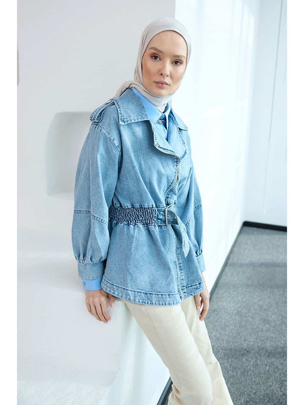 Kadın Büzgü Kemer Detaylı Jean Ceket Mavi-2