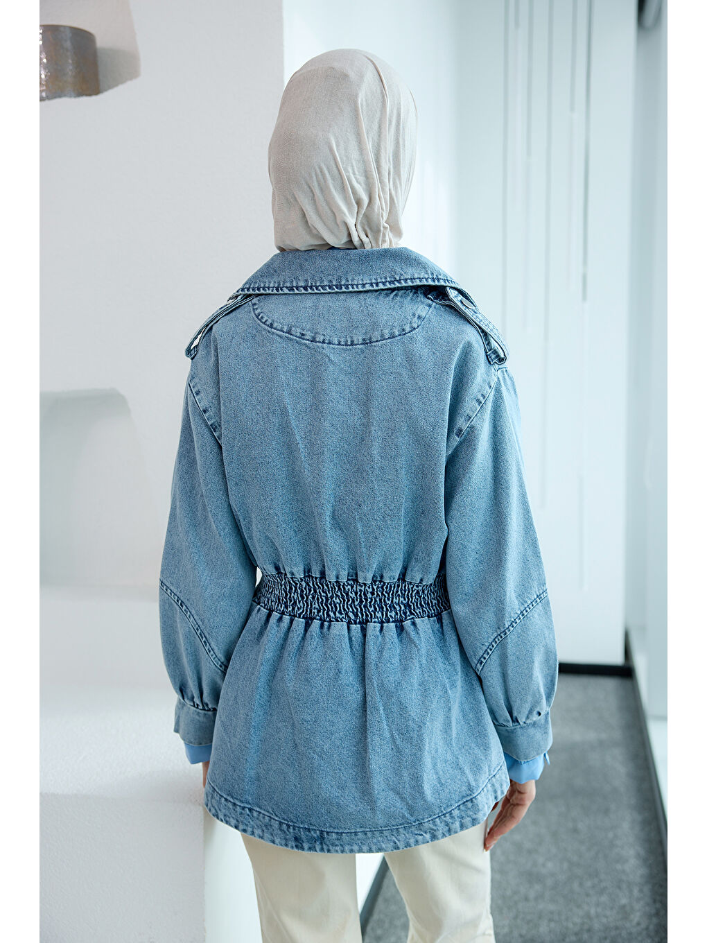 Kadın Büzgü Kemer Detaylı Jean Ceket Mavi-3