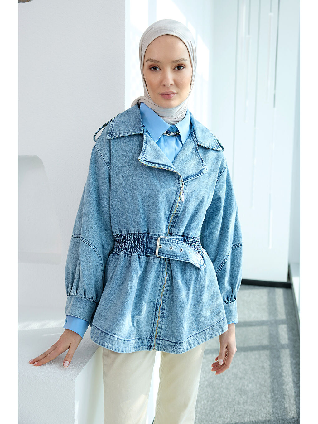 Kadın Büzgü Kemer Detaylı Jean Ceket Mavi-4