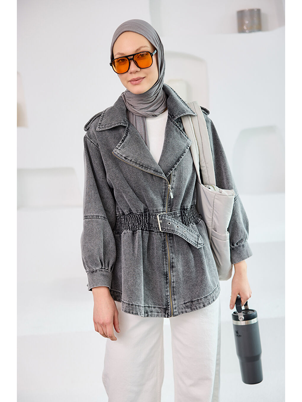 Gri Kadın Büzgü Kemer Detaylı Jean Ceket Füme