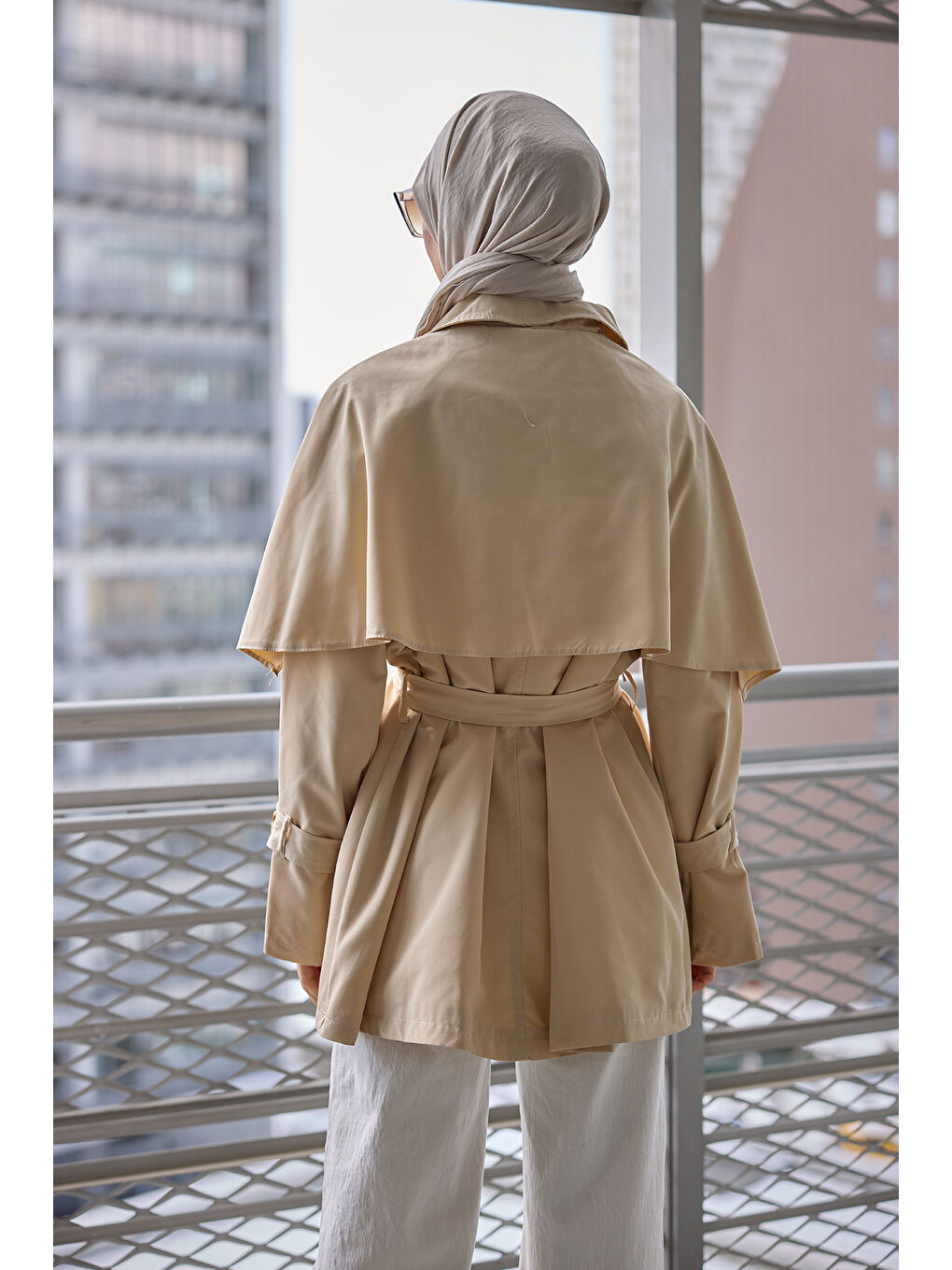 Bej Kadın Omuz Apolet Detaylı Kısa Trenç  Vizon-1