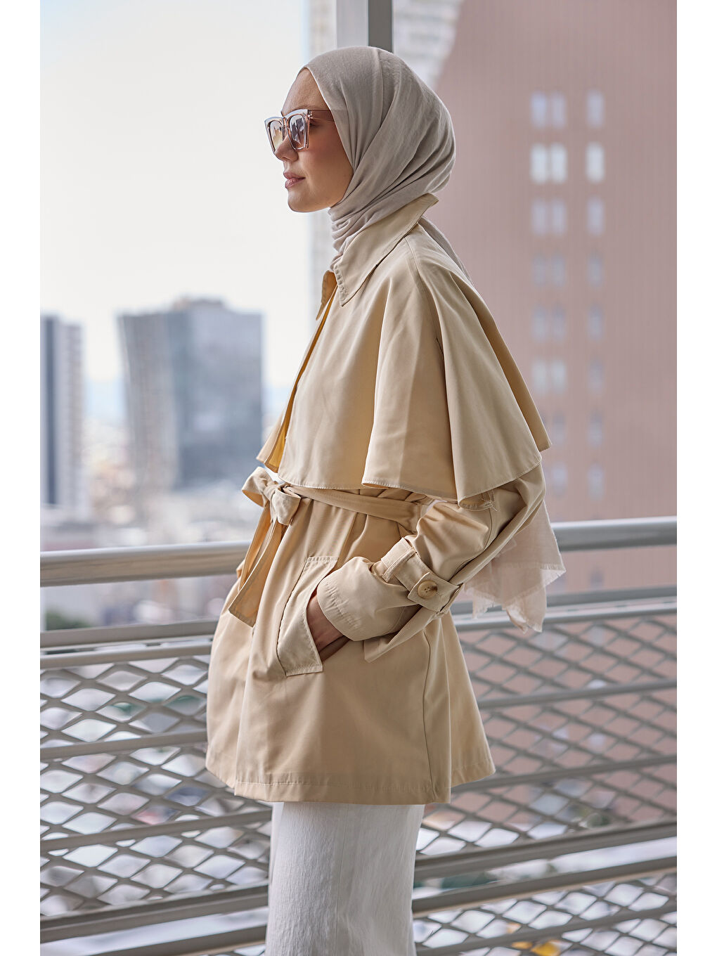 Bej Kadın Omuz Apolet Detaylı Kısa Trenç  Vizon-2