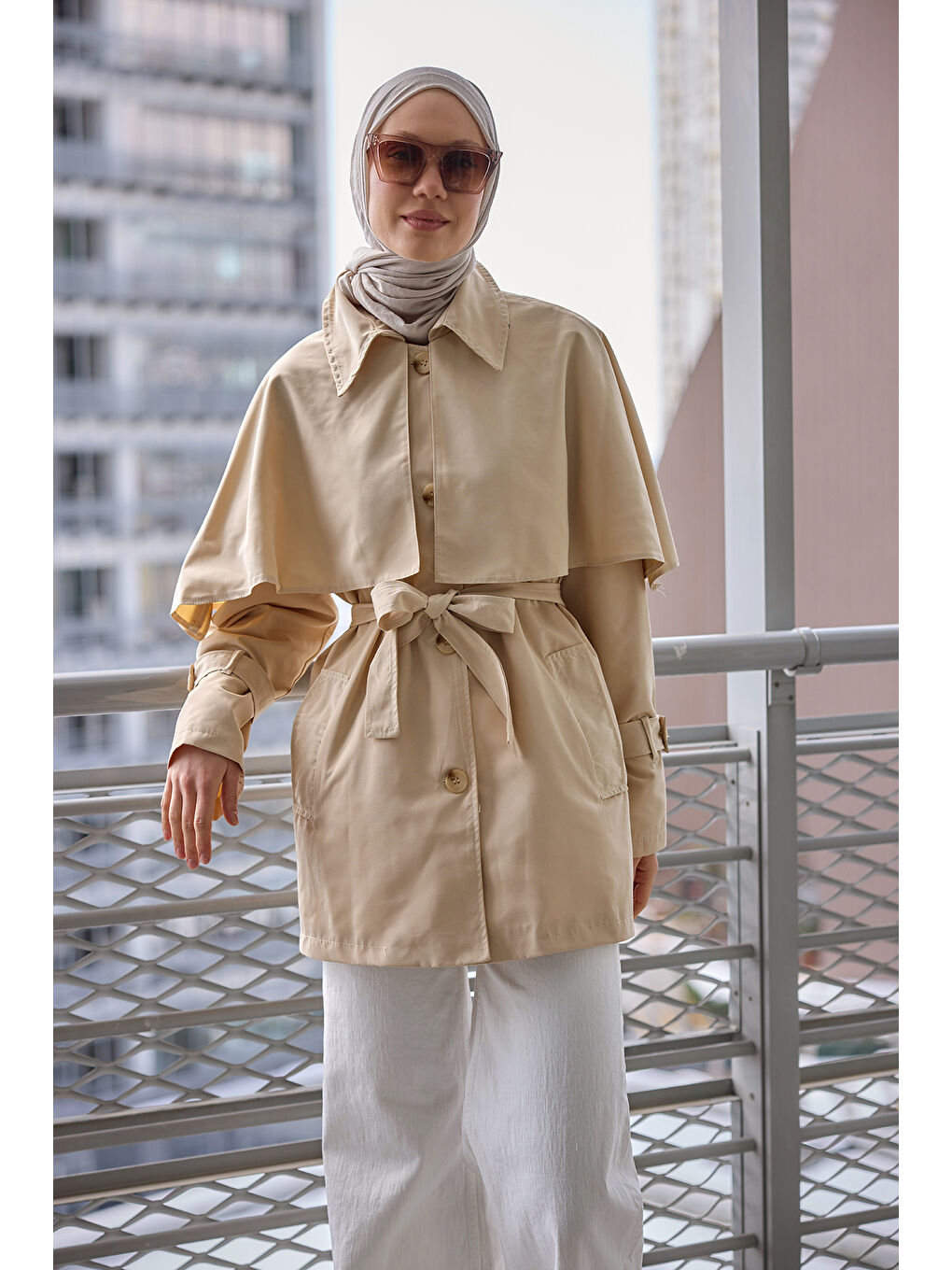 Bej Kadın Omuz Apolet Detaylı Kısa Trenç  Vizon-3