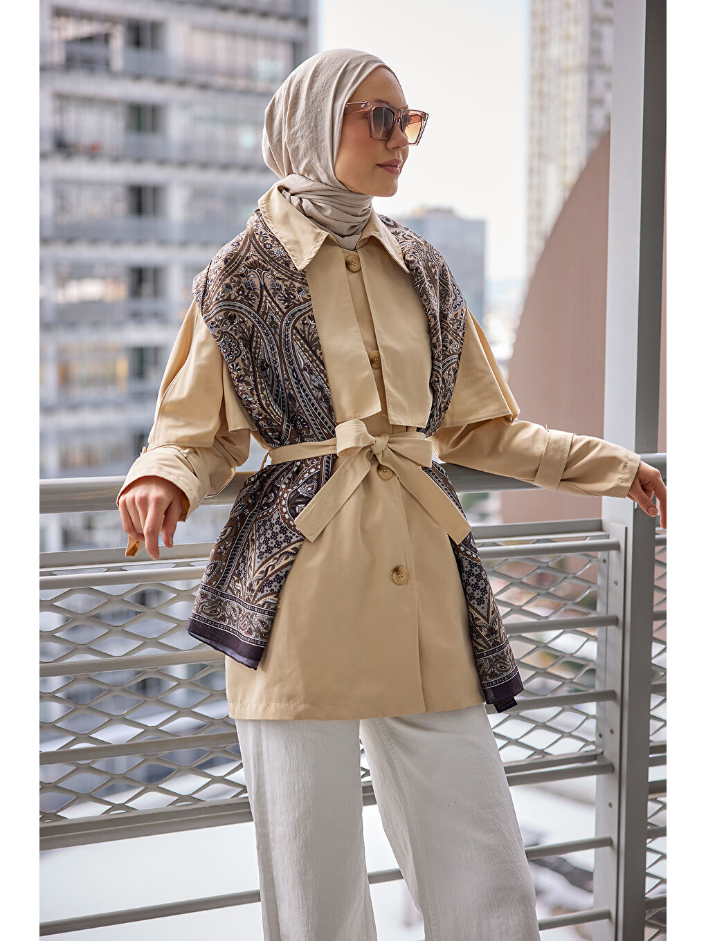 Bej Kadın Omuz Apolet Detaylı Kısa Trenç  Vizon-4