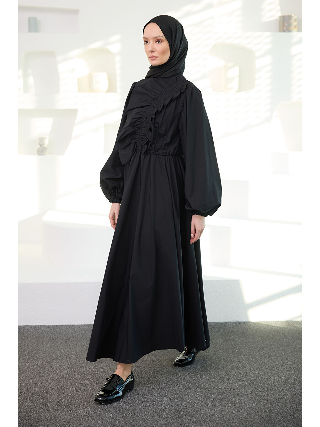 Kadın Asimetrik Büzgü Ve Fırfır Detaylı Elbise Siyah
