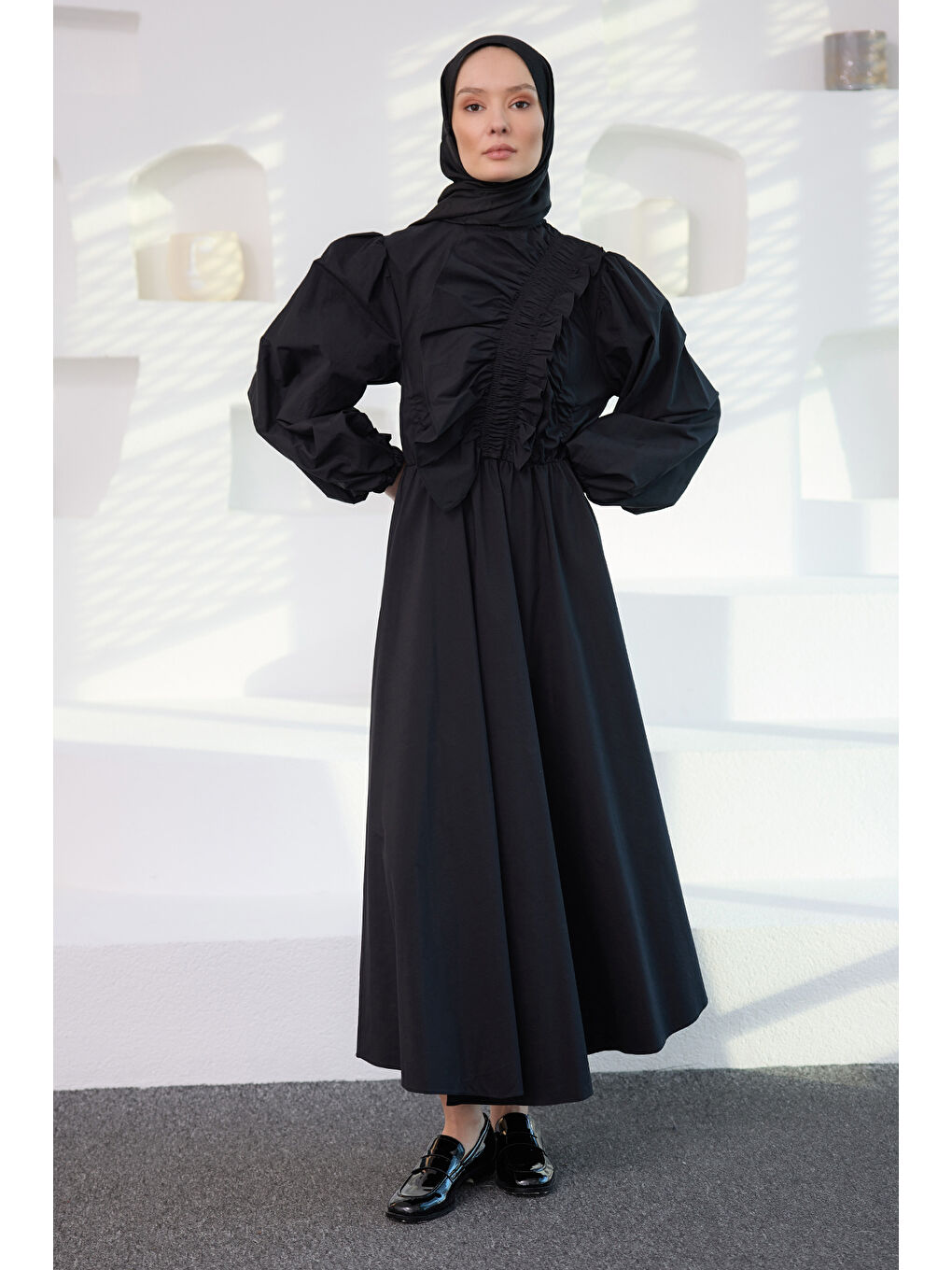 Kadın Asimetrik Büzgü Ve Fırfır Detaylı Elbise Siyah-1
