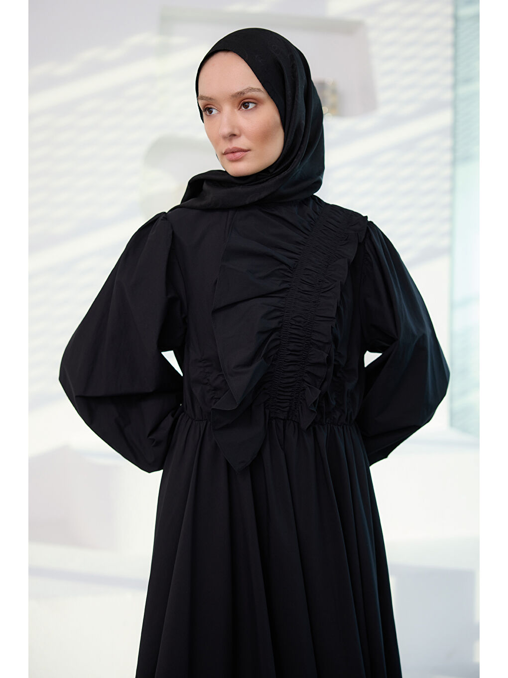 Kadın Asimetrik Büzgü Ve Fırfır Detaylı Elbise Siyah-3