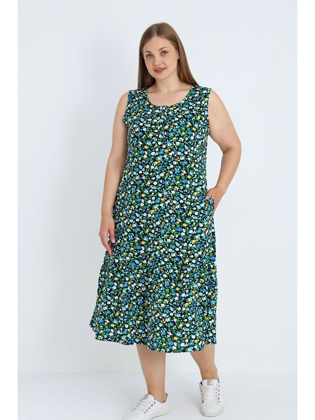 Siyah Kadın Büyük Beden Çiçek Desenli Pamuklu Düğmeli Cepli Askılı Elbise-1