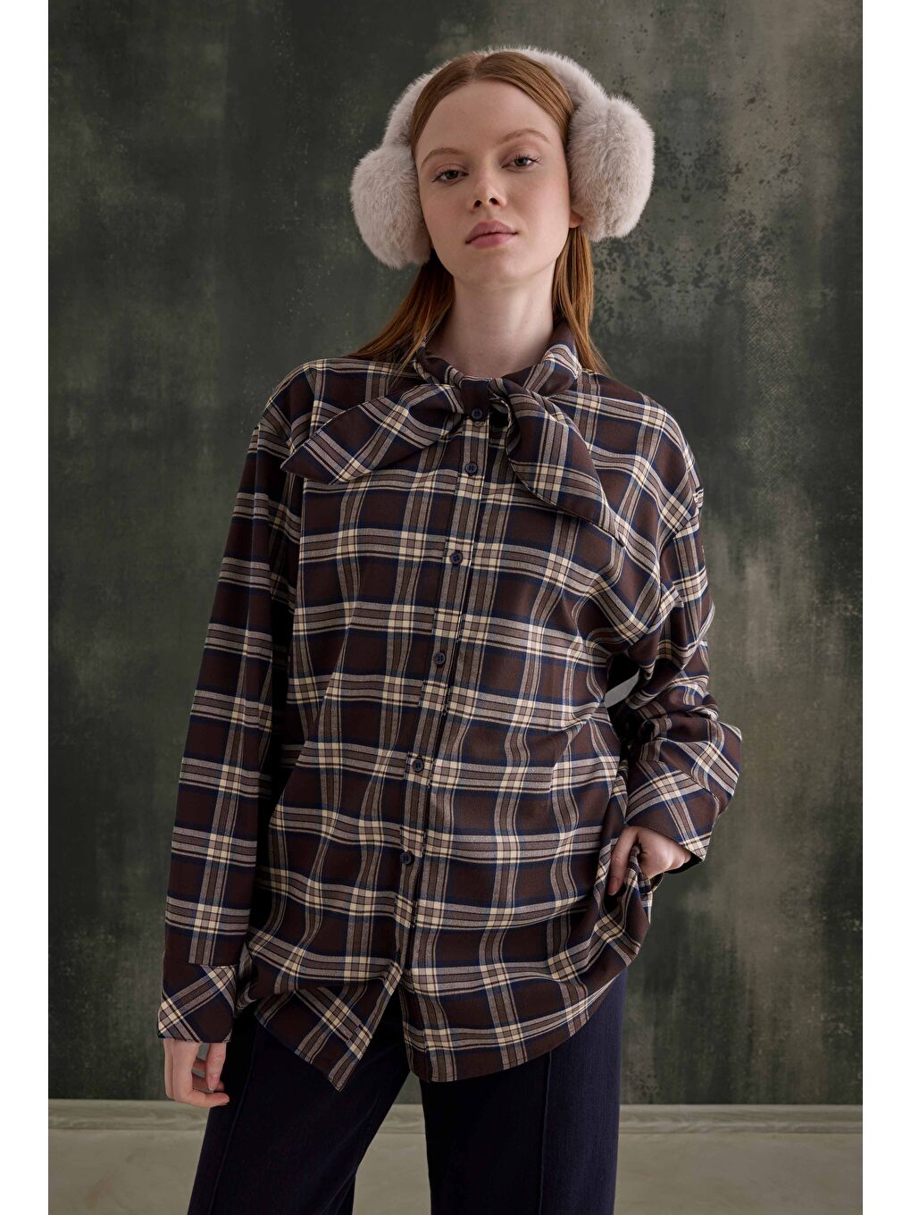 Kahverengi Fular Yaka Ekose Gömlek Kahve