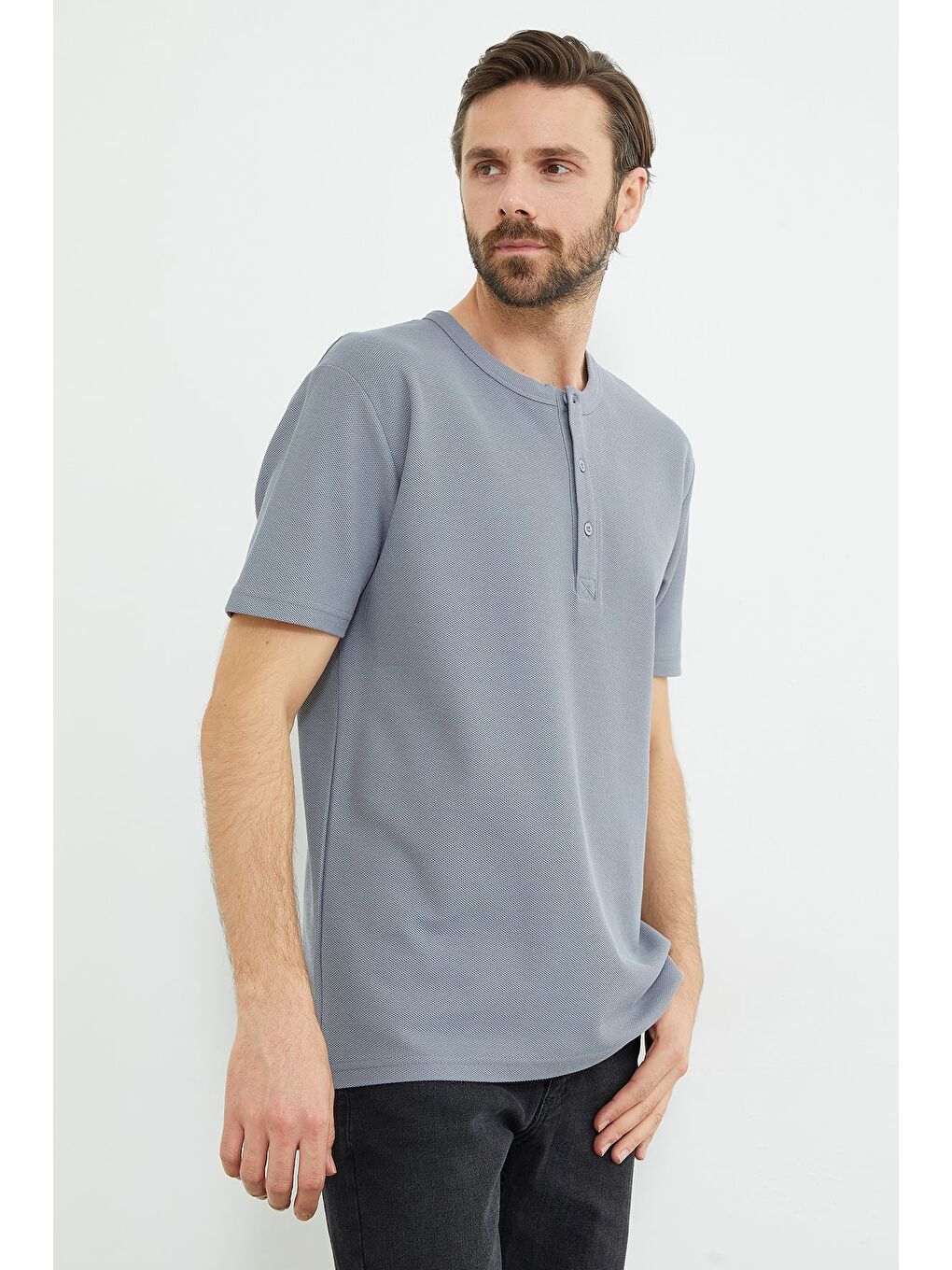 Gri Petek Kumaş Düğmeli Bisiklet Yaka Tişört-1