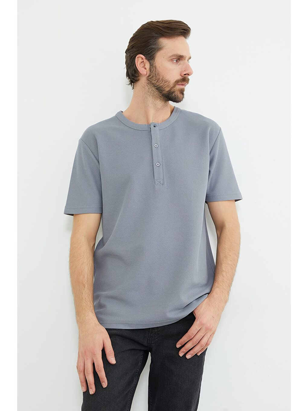 Gri Petek Kumaş Düğmeli Bisiklet Yaka Tişört-3