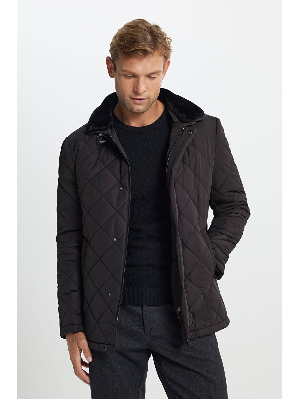 Erkek Siyah Standart Fit Normal Kesim Dik Yaka Yan Cepli Kapitone Mont-3