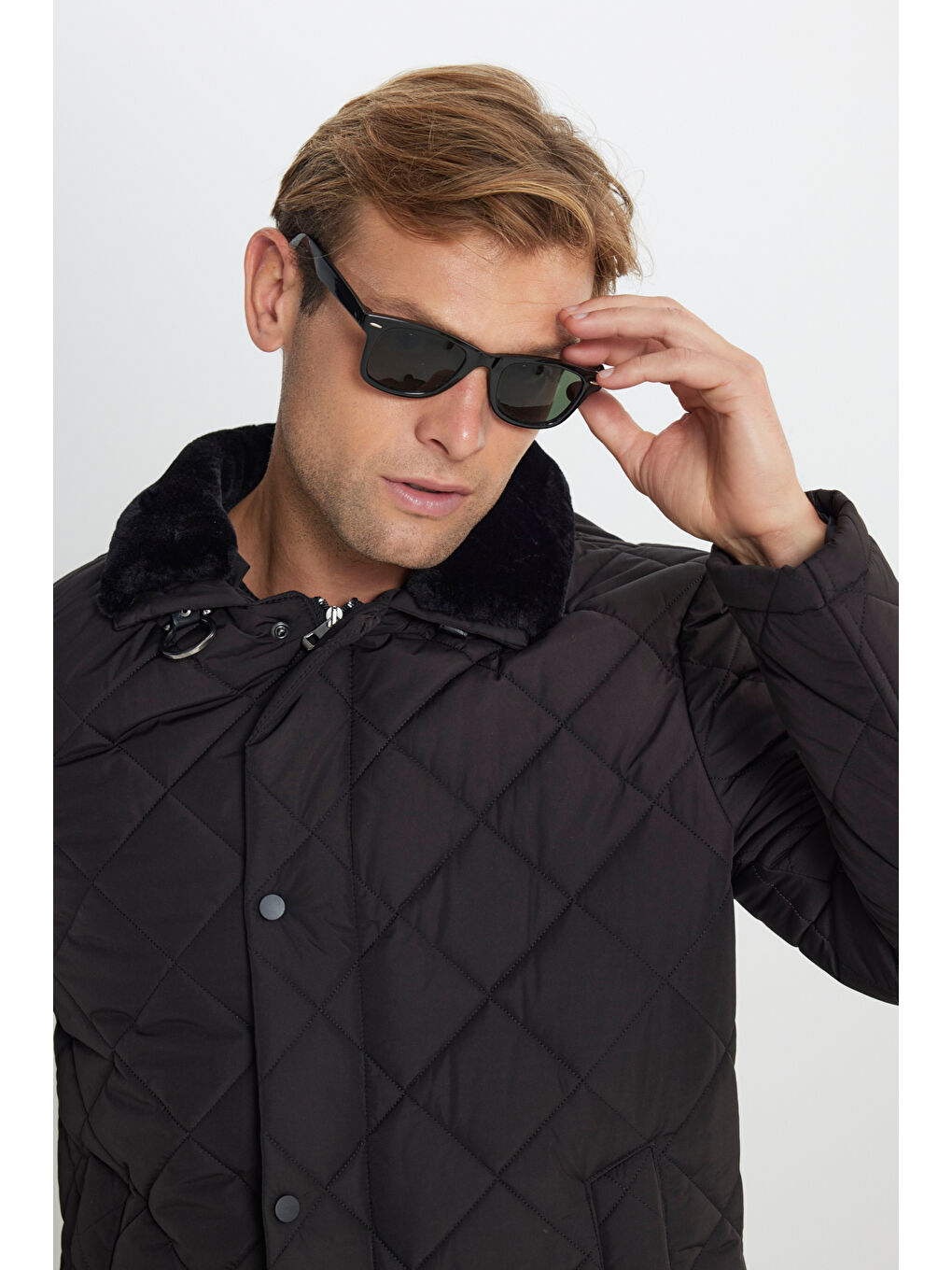 Erkek Siyah Standart Fit Normal Kesim Dik Yaka Yan Cepli Kapitone Mont-5