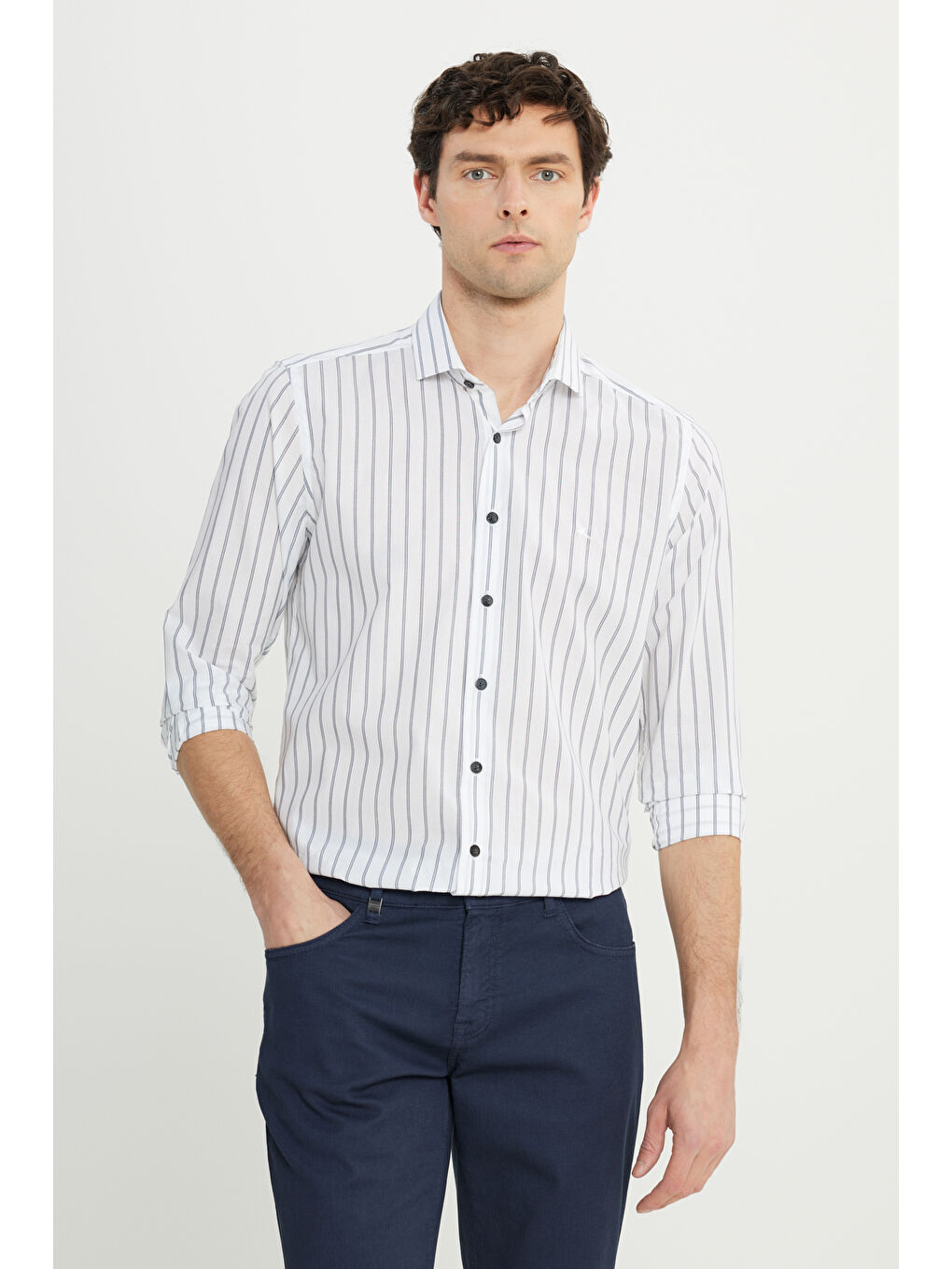 Erkek Beyaz-Lacivert %100 Pamuk Slim Fit Dar Kesim Küçük İtalyan Yaka Çizgili Gömlek