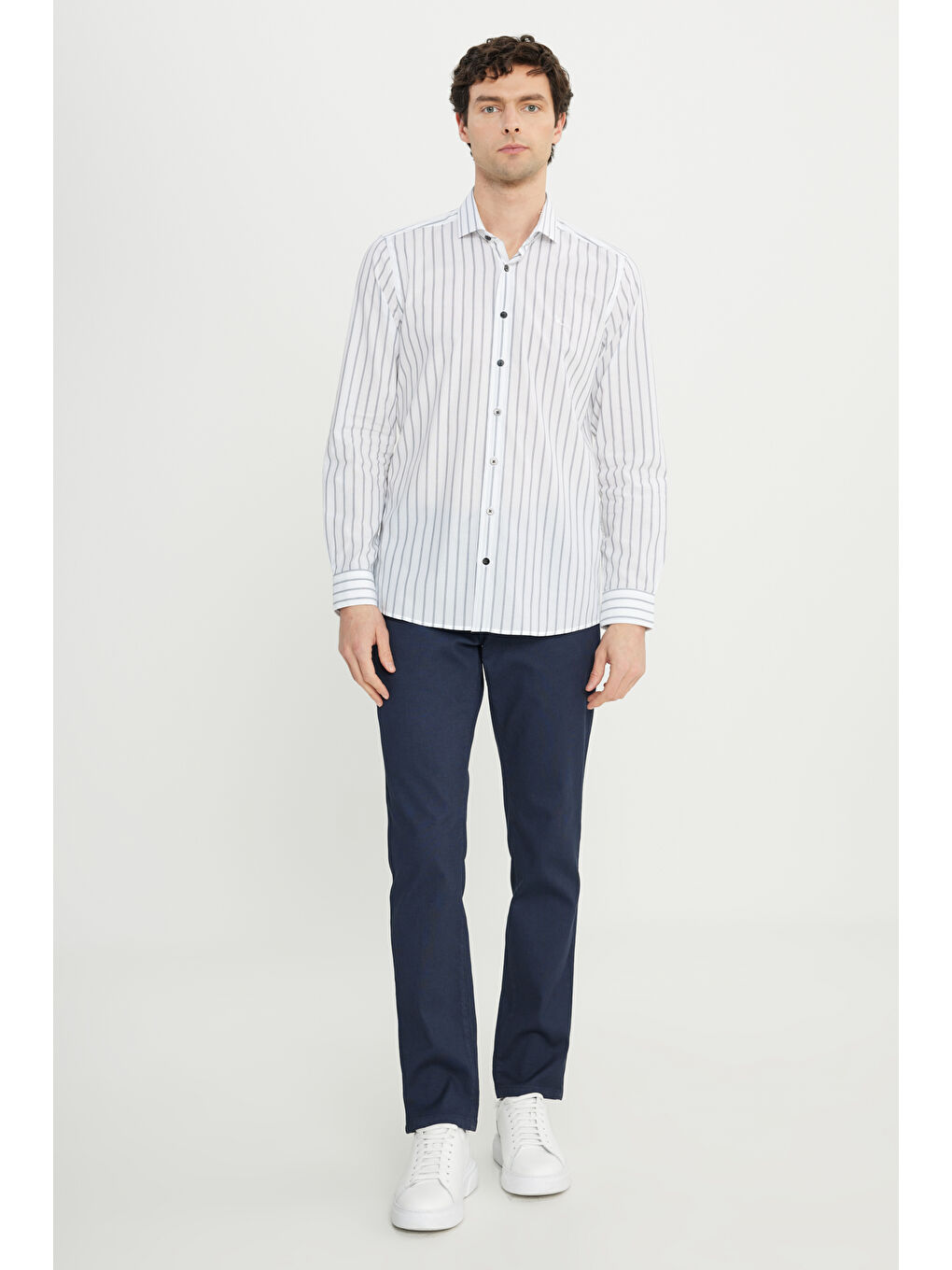 Erkek Beyaz-Lacivert %100 Pamuk Slim Fit Dar Kesim Küçük İtalyan Yaka Çizgili Gömlek-1