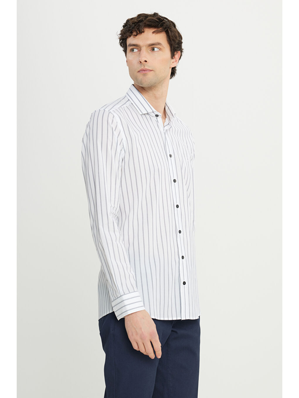 Erkek Beyaz-Lacivert %100 Pamuk Slim Fit Dar Kesim Küçük İtalyan Yaka Çizgili Gömlek-2