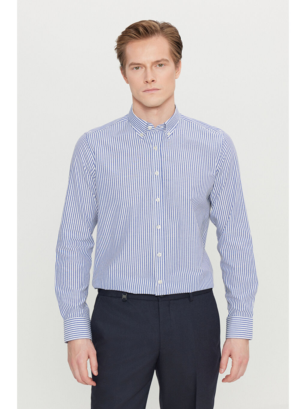 Erkek Beyaz-Lacivert Pamuklu Tailored Slim Fit Dar Kesim Düğmeli Klasik Yaka Çizgili Gömlek