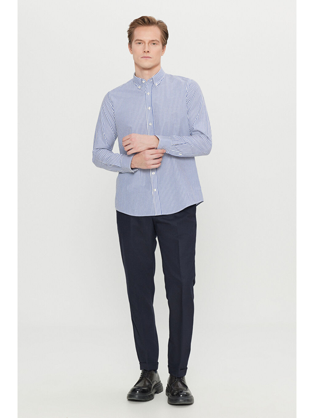 Erkek Beyaz-Lacivert Pamuklu Tailored Slim Fit Dar Kesim Düğmeli Klasik Yaka Çizgili Gömlek-1