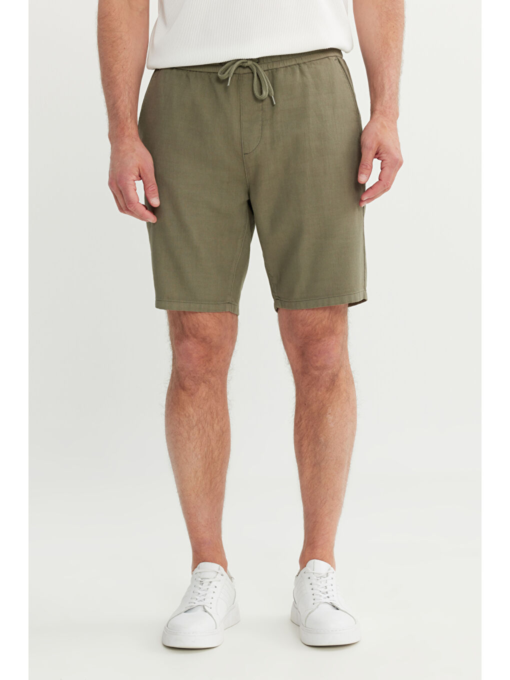 Erkek Haki %100 Pamuk Comfort Fit Beli Bağlamalı Flamlı Yan Cep Şort