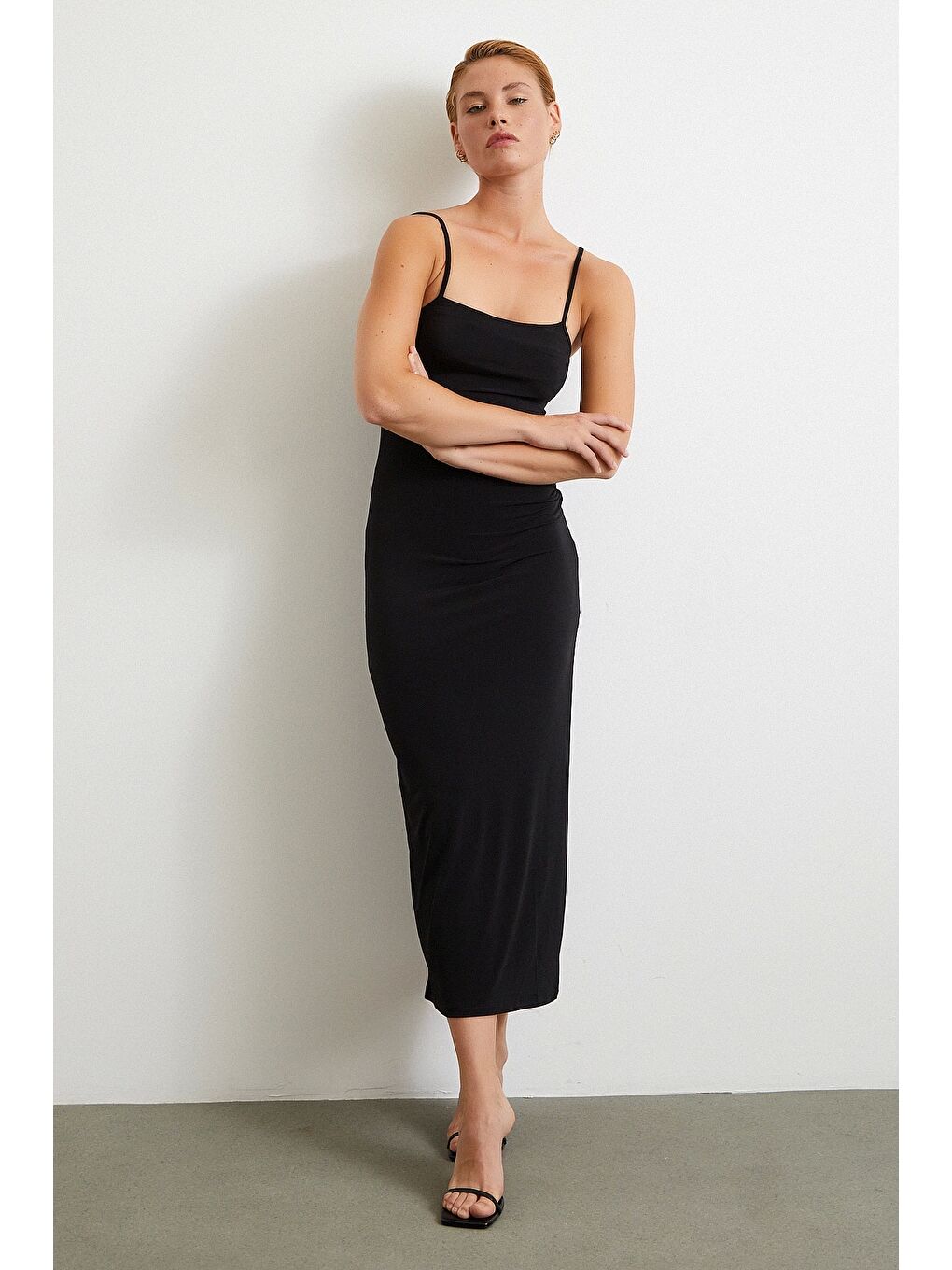 Yanı Büzgülü Askılı Elbise Yırtmaçlı Siyah-2