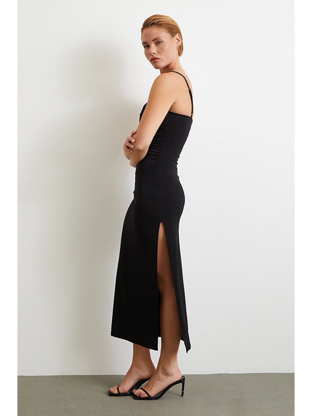 Yanı Büzgülü Askılı Elbise Yırtmaçlı Siyah-3