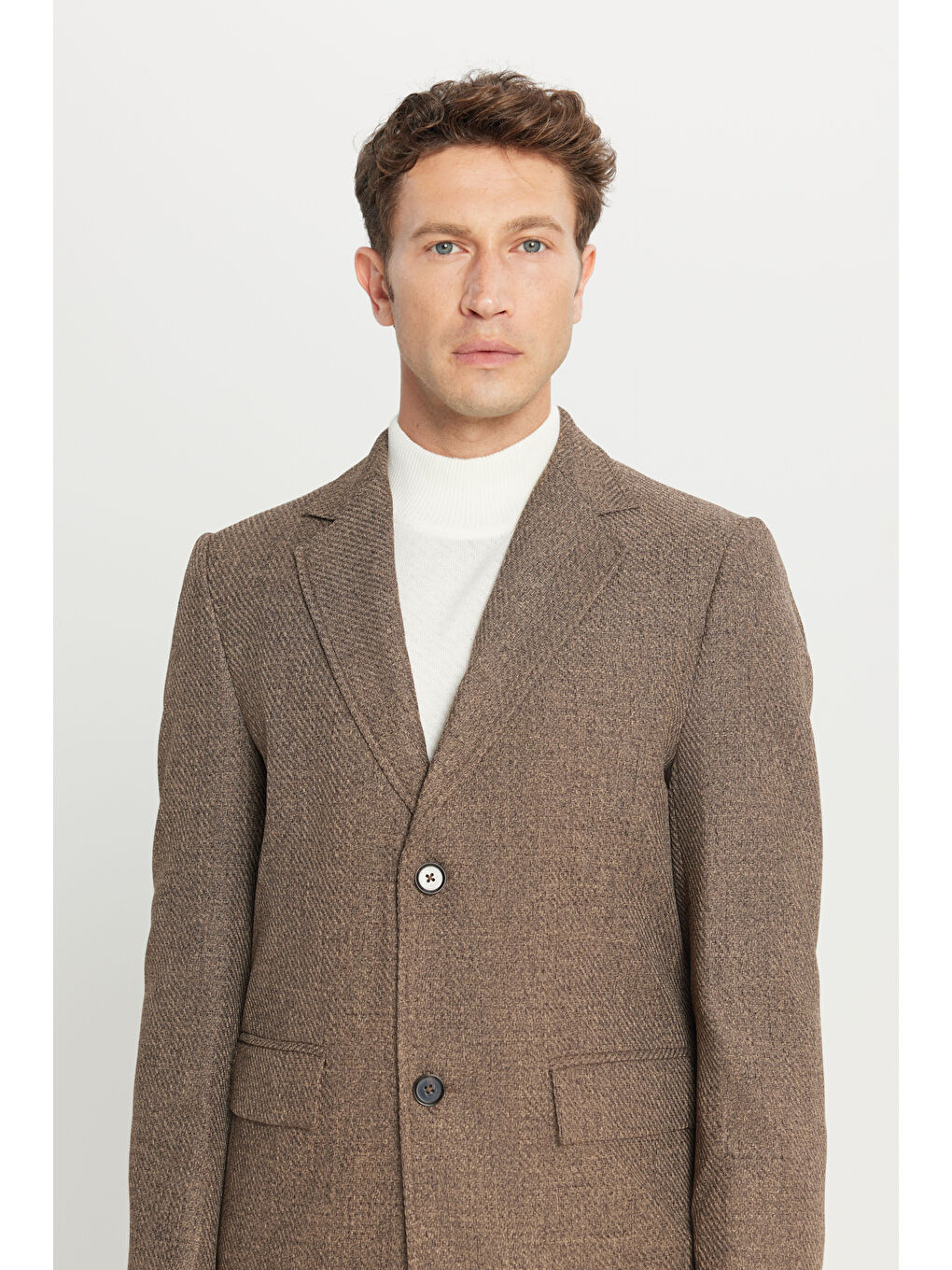 Erkek Kahverengi Standart Fit Normal Kesim Mono Yaka Armürlü Kapak Cepli Palto-3