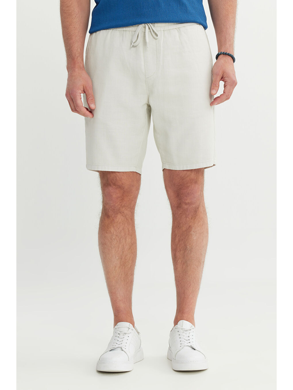 Erkek Açık Gri %100 Pamuk Comfort Fit Beli Bağlamalı Flamlı Yan Cep Şort