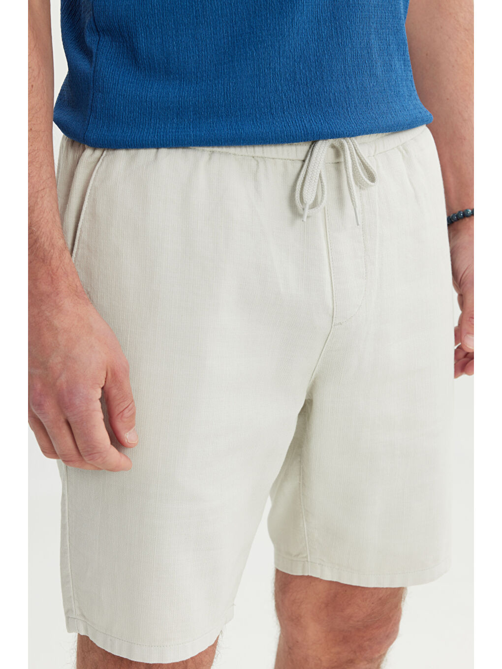 Erkek Açık Gri %100 Pamuk Comfort Fit Beli Bağlamalı Flamlı Yan Cep Şort-3