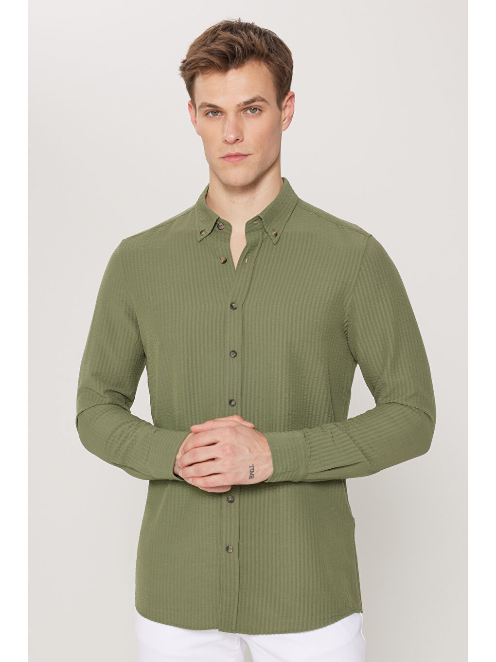 Erkek Haki Slim Fit Dar Kesim Keten Görünümlü Gofre Desenli Düğmeli Yaka Gömlek-4