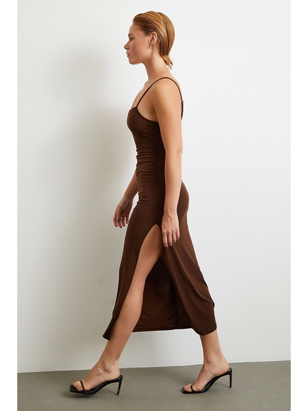 Karışık Yanı Büzgülü Askılı Elbise Yırtmaçlı Kahve-1