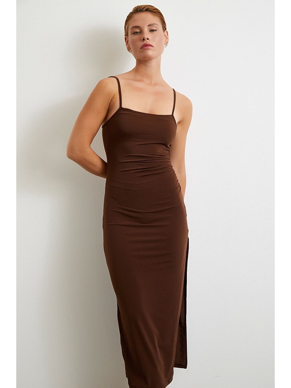 Karışık Yanı Büzgülü Askılı Elbise Yırtmaçlı Kahve-2