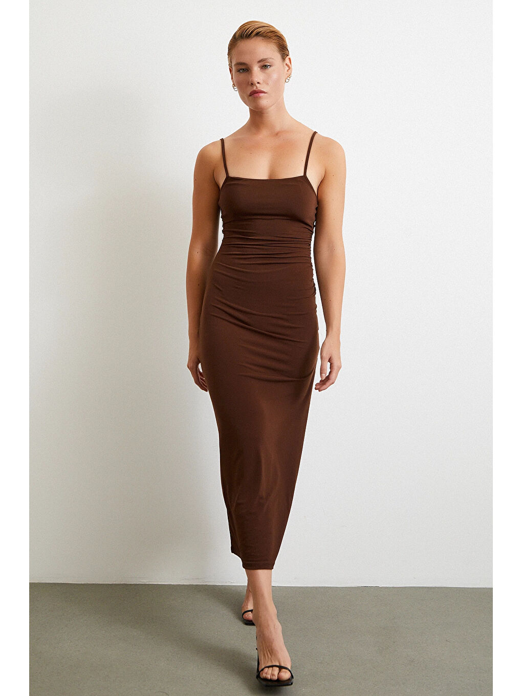 Karışık Yanı Büzgülü Askılı Elbise Yırtmaçlı Kahve-3