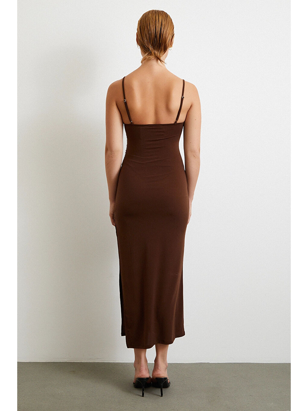 Karışık Yanı Büzgülü Askılı Elbise Yırtmaçlı Kahve-5