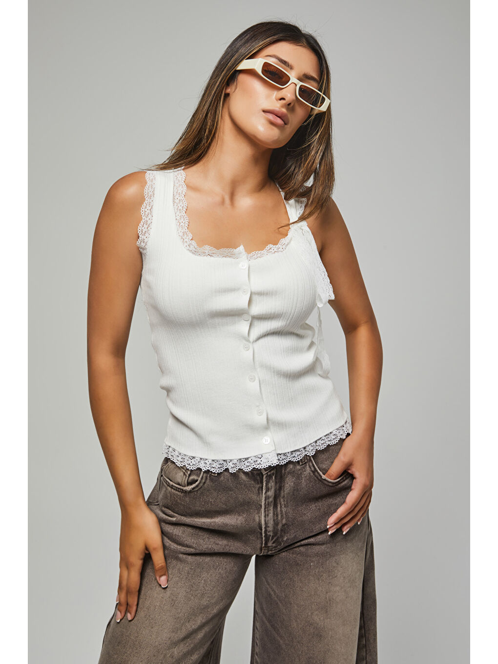 Kadın Beyaz Renk s5-2 Önü Düğmeli Sıfır Kol Esnek Kumaş Dantel Detaylı Tasarım Bluz-1