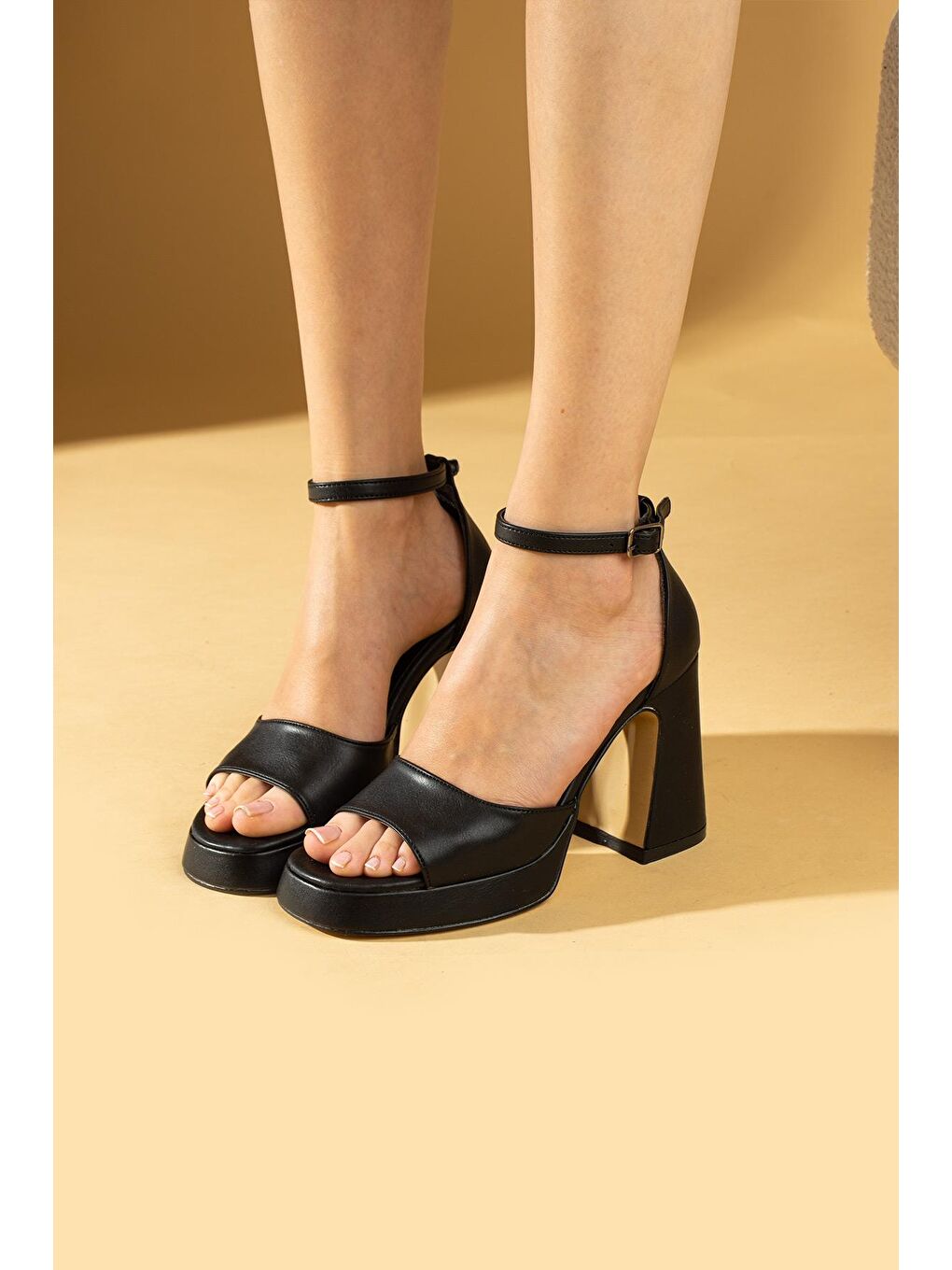 Siyah Tek Bant Tokalı Kalın Topuklu Platform Kadın Ayakkabı 59-59-24-1