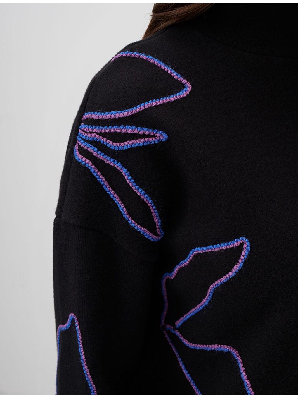 Siyah Uzun Kollu Dikiş Detaylı Kazak-1