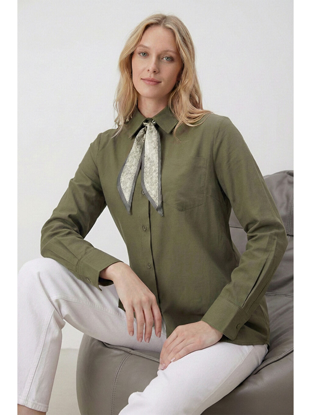Haki Relaxed Fit Fular Detaylı Klasik Yaka Göğüs Cepli Kadın Gömlek 6925427-2