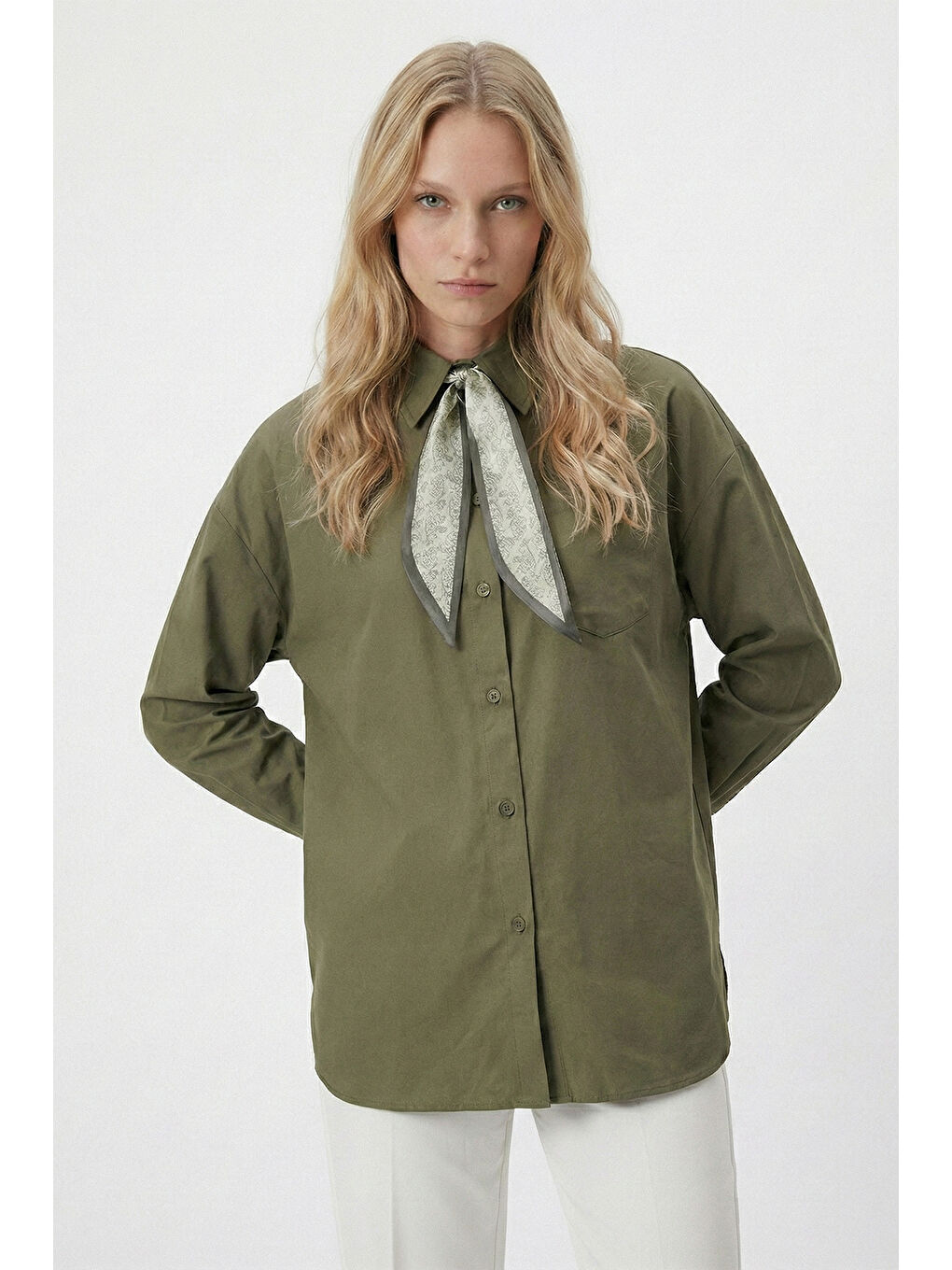 Haki Relaxed Fit Fular Detaylı Klasik Yaka Göğüs Cepli Kadın Gömlek 6925427-3